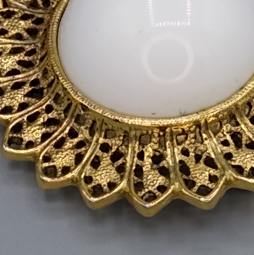 Red White Lucite Cabochon Gold tone Filigree Set of 2 Brooches Pin Vintage - Picture 2 of 16